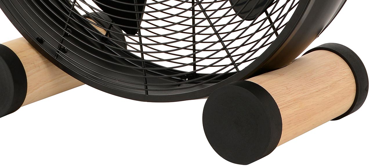 Verworrenen menschliches Haar in ein Fan, Haushalt elektrische Boden Chrom  Ventilator Maschine mit dem Drehen der Lamellen machen komfortable  Luftstrom, Reinigung Stockfotografie - Alamy